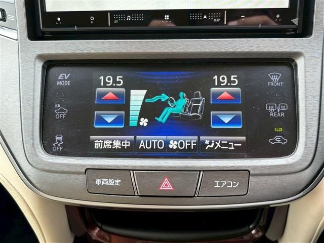 CROWN sedan hybrid