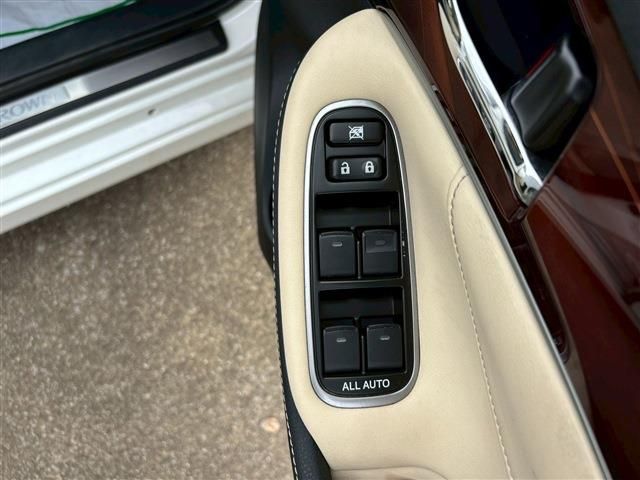 CROWN sedan hybrid