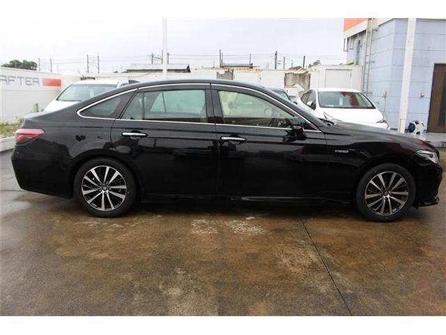 CROWN sedan hybrid