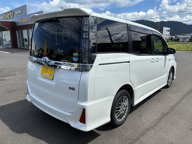VOXY HYBRID