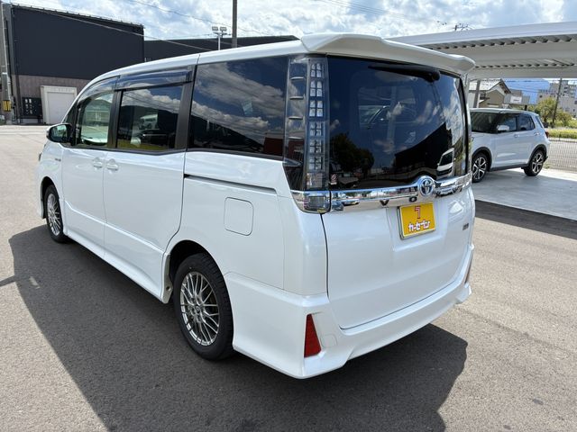 VOXY HYBRID