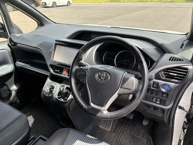 VOXY HYBRID