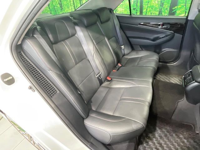CROWN sedan hybrid