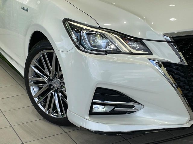 CROWN sedan hybrid