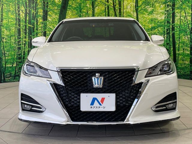 CROWN sedan hybrid