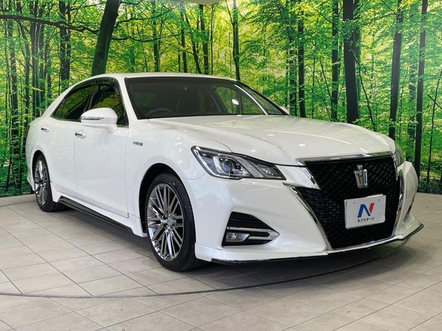 CROWN sedan hybrid