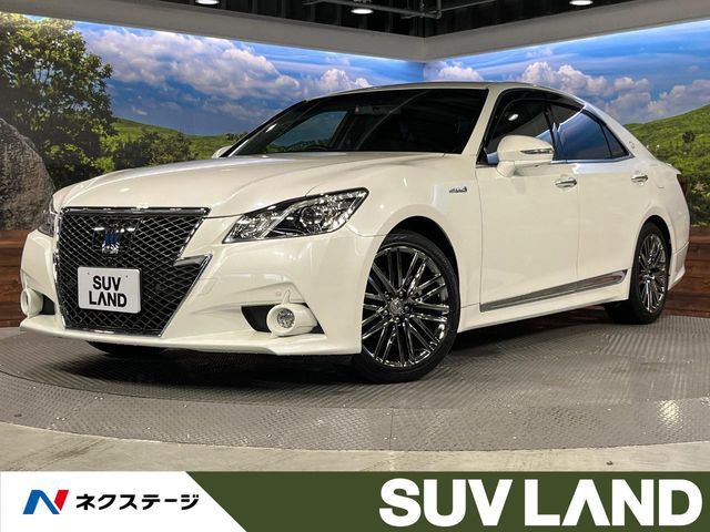 CROWN sedan hybrid