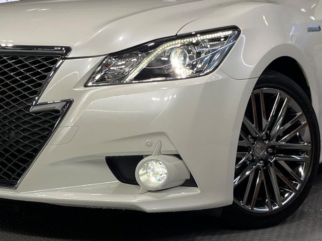 CROWN sedan hybrid