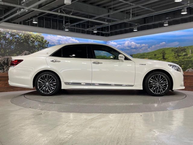 CROWN sedan hybrid