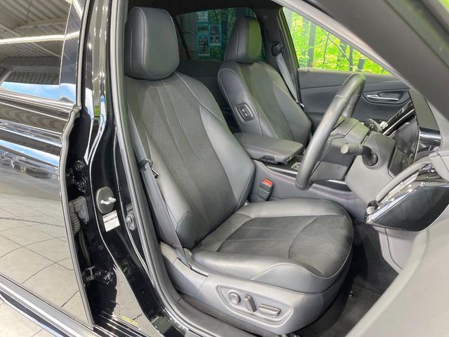 CROWN sedan hybrid