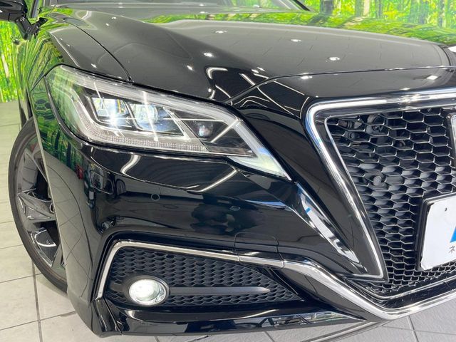 CROWN sedan hybrid