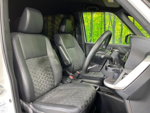 VOXY HYBRID 4WD