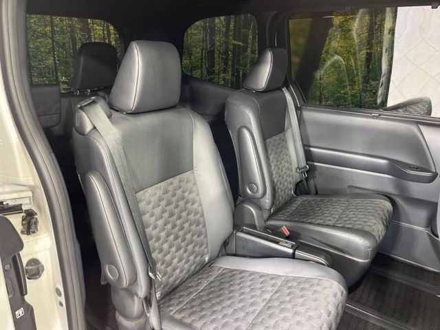 VOXY HYBRID 4WD