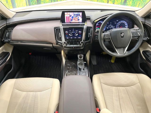 CROWN sedan hybrid