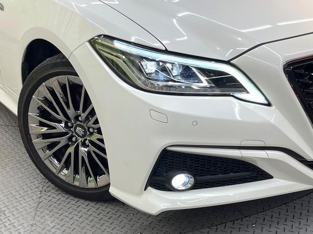 CROWN sedan hybrid