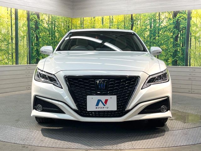 CROWN sedan hybrid