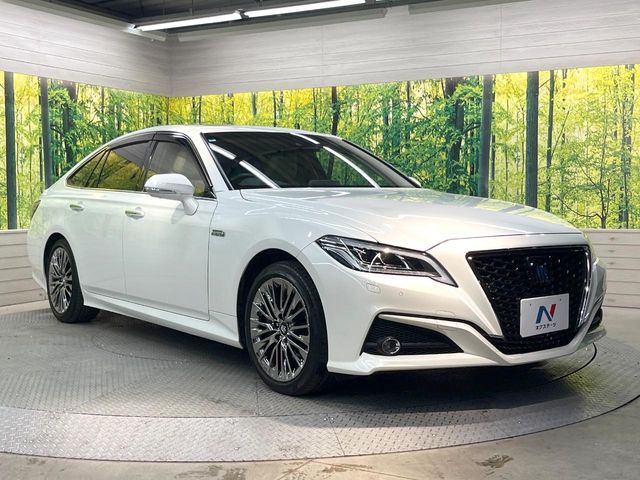 CROWN sedan hybrid
