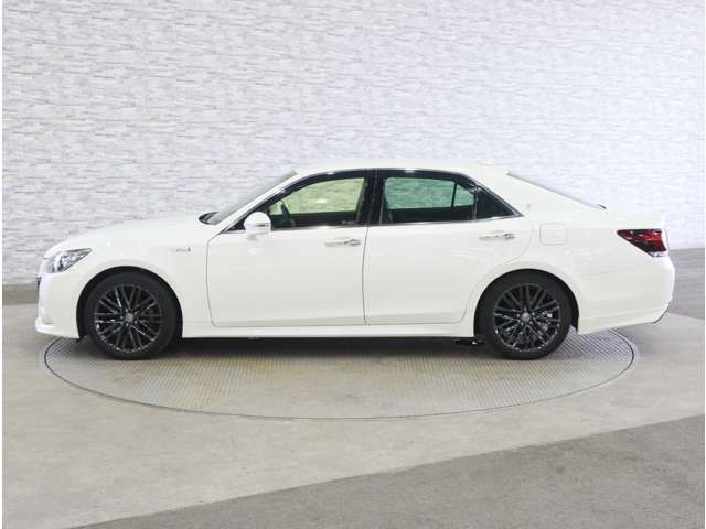 CROWN sedan hybrid