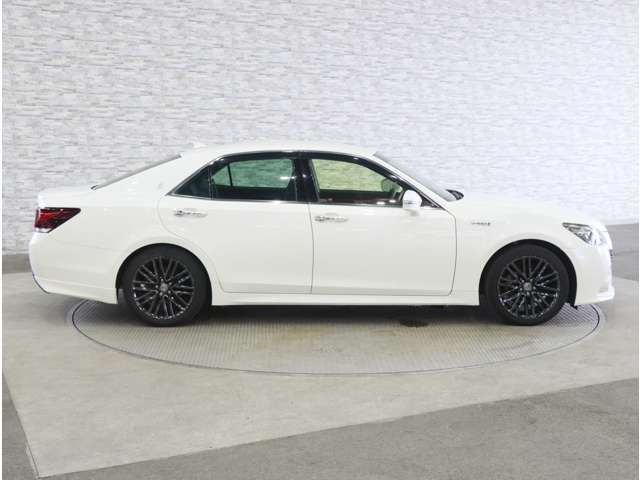 CROWN sedan hybrid