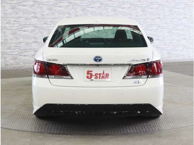 CROWN sedan hybrid