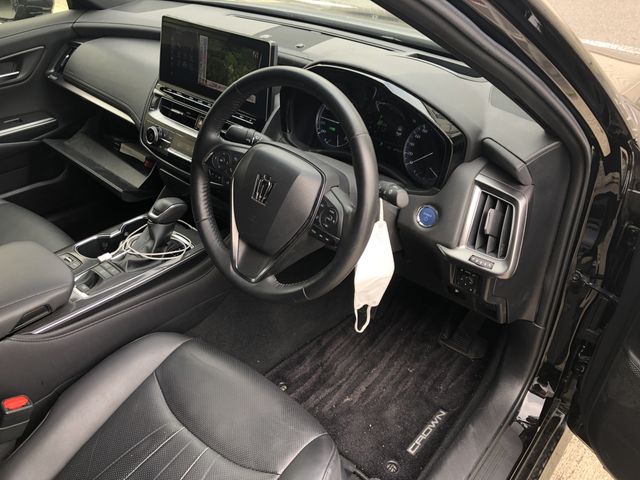 CROWN sedan hybrid
