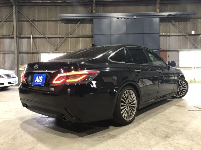 CROWN sedan hybrid