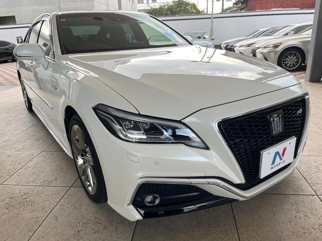 CROWN sedan hybrid