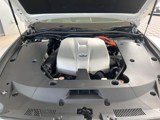 CROWN sedan hybrid