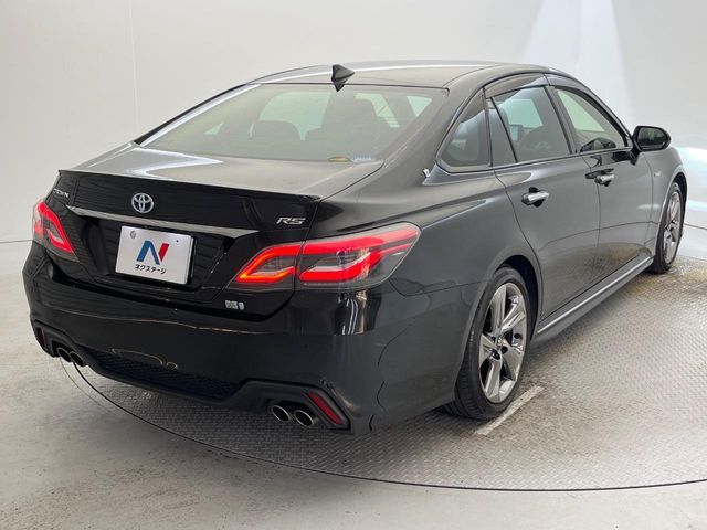 CROWN sedan hybrid