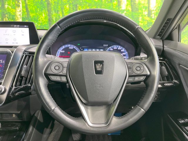 CROWN sedan hybrid