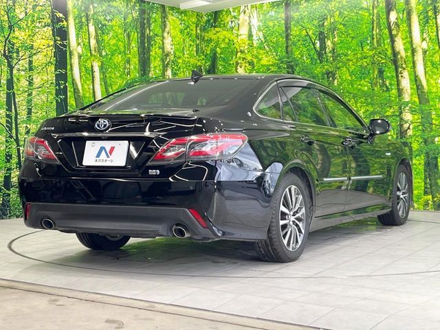 CROWN sedan hybrid