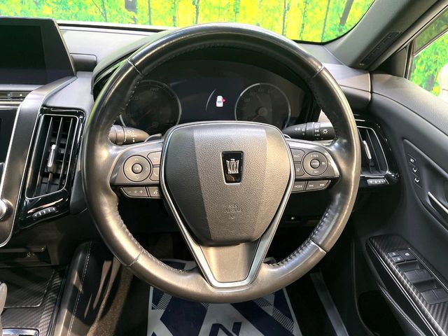 CROWN sedan hybrid