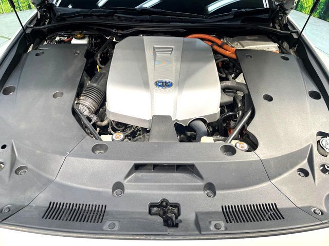 CROWN sedan hybrid