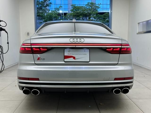 AUDI S8