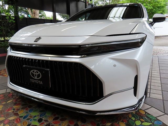 CROWN sedan hybrid