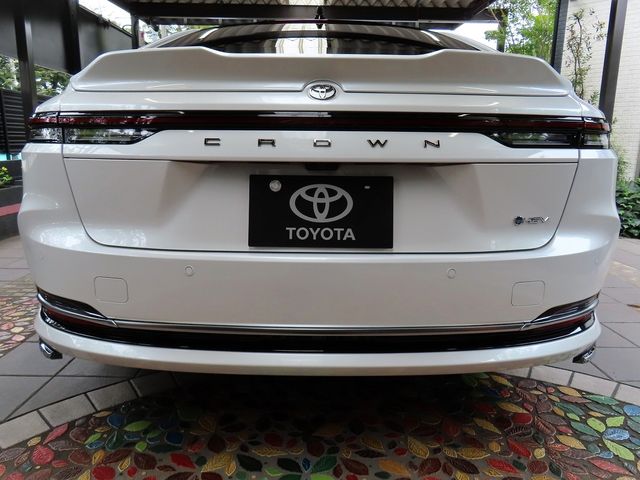 CROWN sedan hybrid