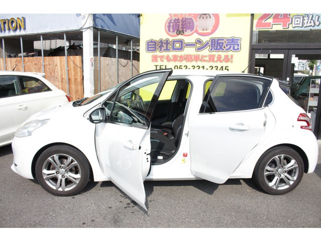 PEUGEOT 208