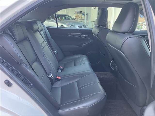 CROWN sedan hybrid