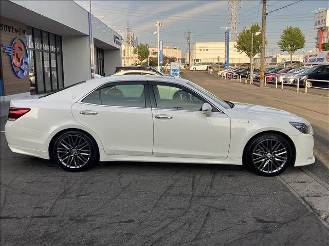 CROWN sedan hybrid