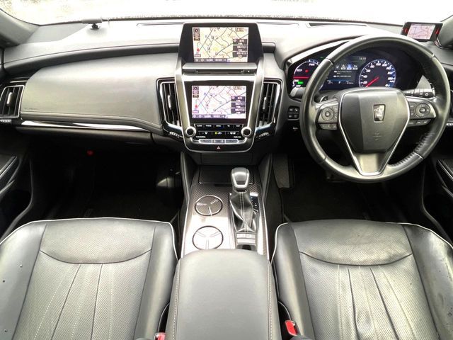 CROWN sedan hybrid
