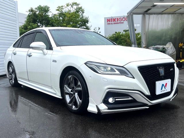 CROWN sedan hybrid