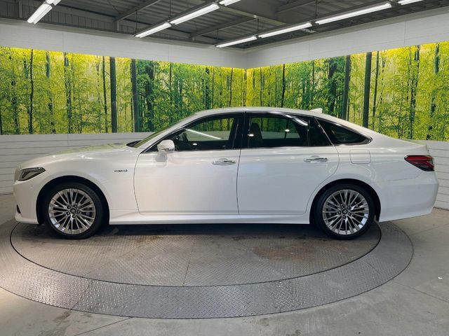 CROWN sedan hybrid