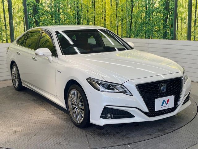 CROWN sedan hybrid