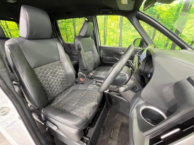 VOXY HYBRID 4WD