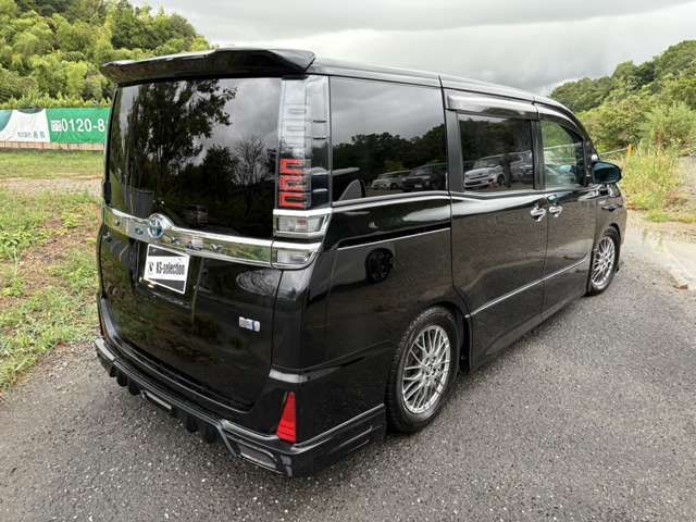 VOXY HYBRID