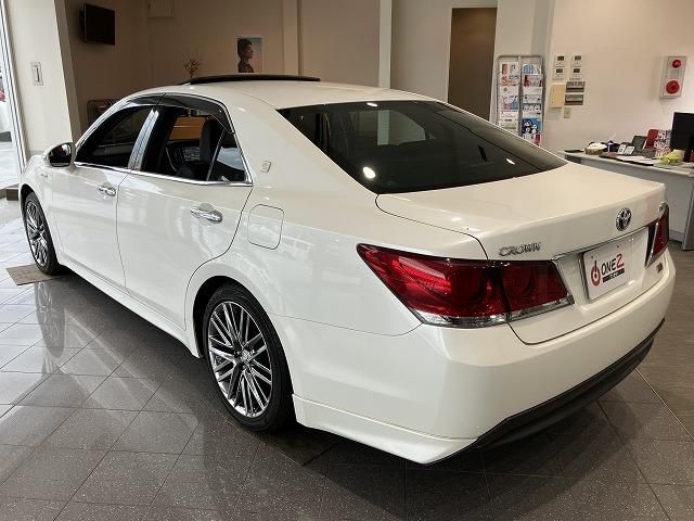 CROWN sedan hybrid