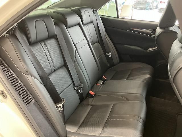 CROWN sedan hybrid