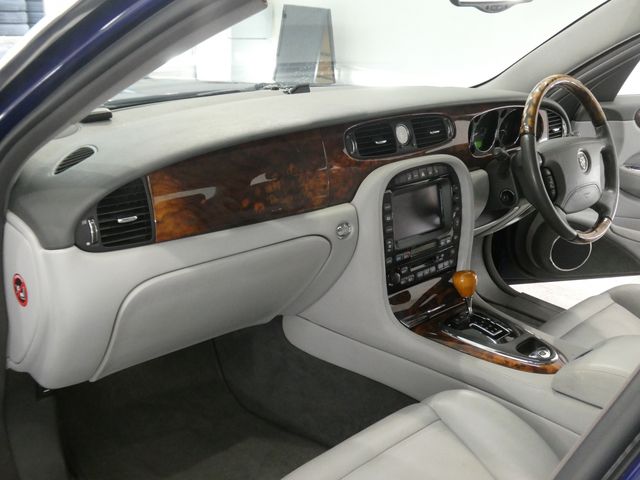 JAGUAR XJseries sedan