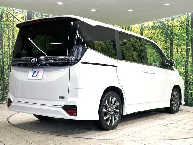 VOXY HYBRID