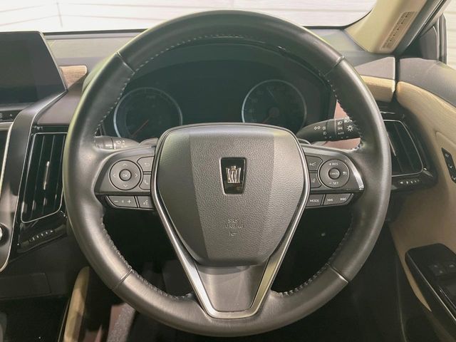 CROWN sedan hybrid